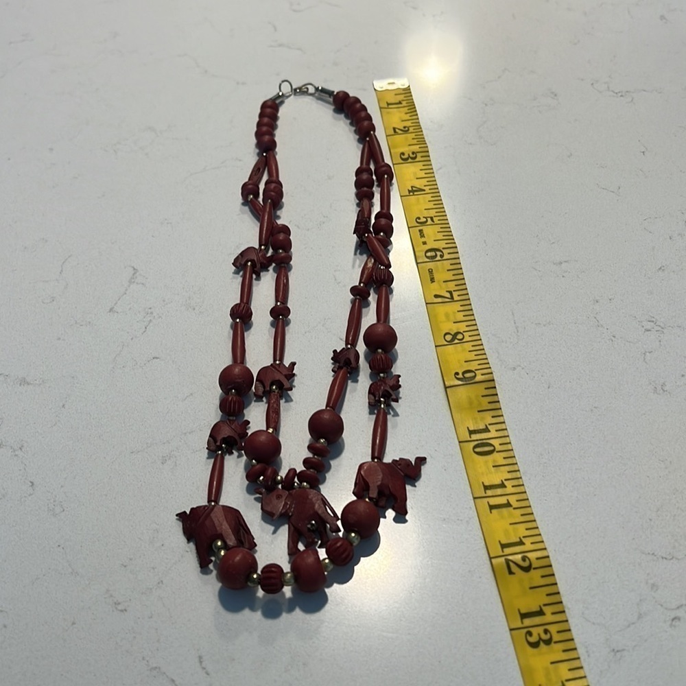 Red wood elephant necklace - Picture 4 of 6